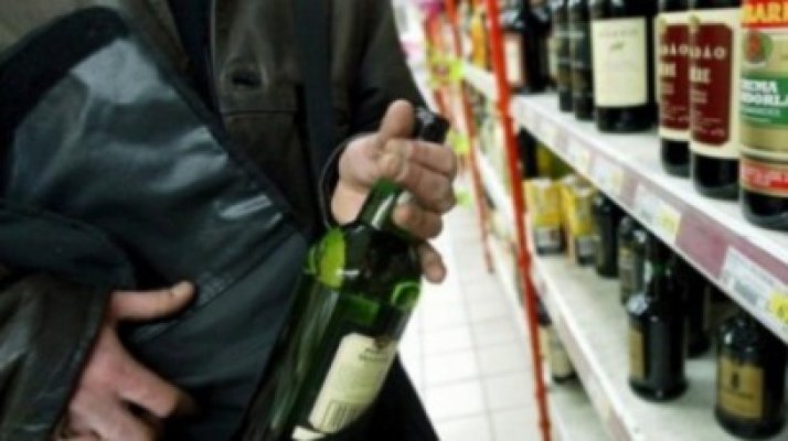 A fost prins individul care a furat băuturi alcoolice dintr-un magazin